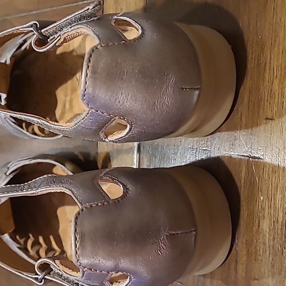 Comfortiva Pillowtop Persa in Metallic Leather Sandal 7N - Picture 5 of 7